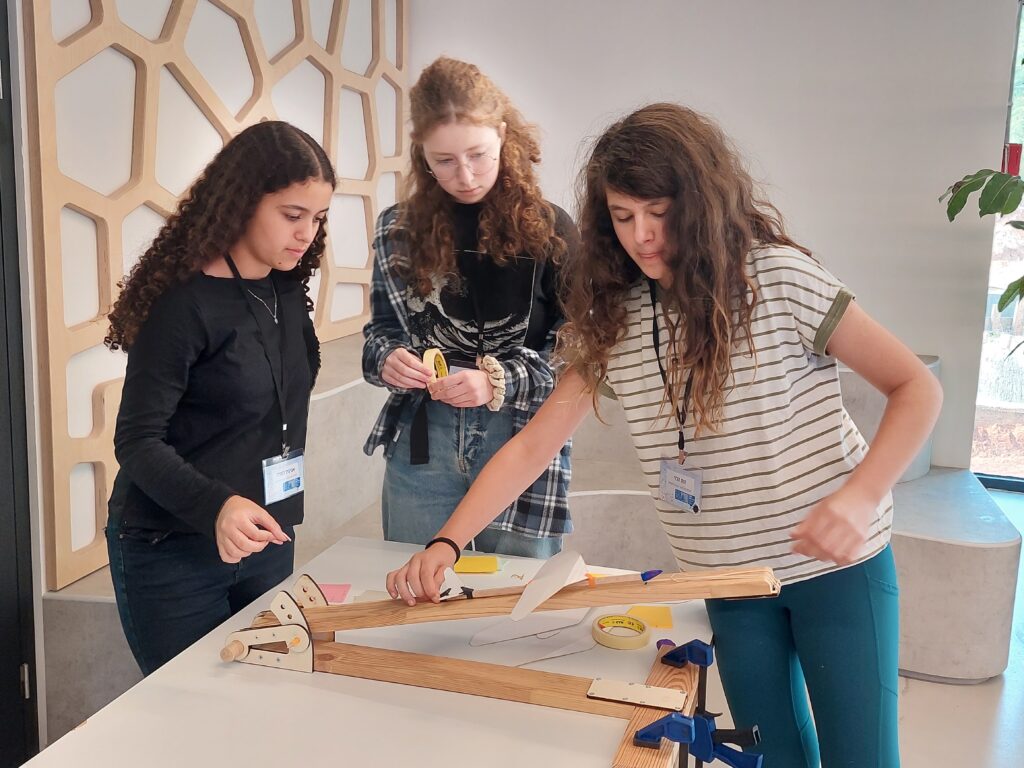 ילדים מתנסים