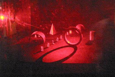 מה ההבדל בין הולוגרמה לתמונה רגילה? אור