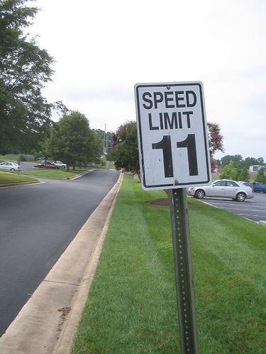 האם יש חוק לחלוקה ב 11 (כמו ש 5 מתחלק רק במספרים המסתיימים ב 5 או ב 0)? יוסי