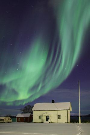 מה הקשר בין קרינה קוסמית לזוהר הקוטב (אורורה)?