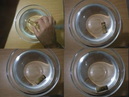 מדוע פקק שעם במים נוטה להדבק לדפנות הקערה?