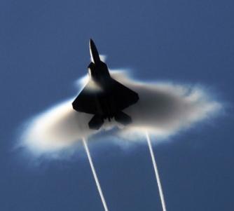 מהיכן מופיע הענן סביב מטוס שעובר את מהירות הקול? אריאל