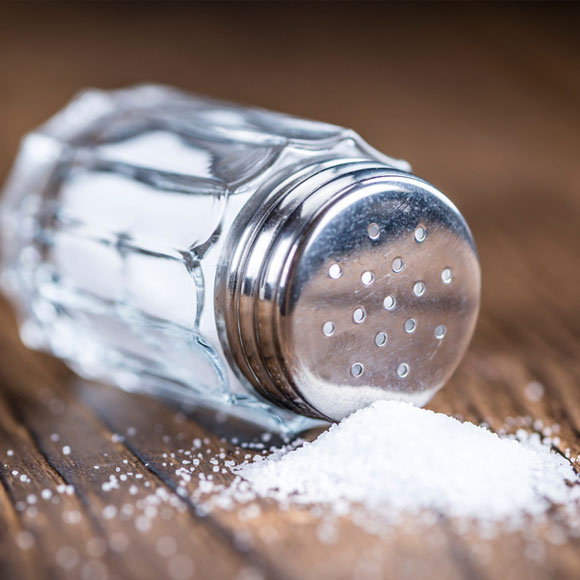 איך מלח מתמוסס במים?