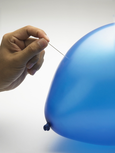 איך לדקור בלון בלי לפוצץ אותו? – שתי שיטות