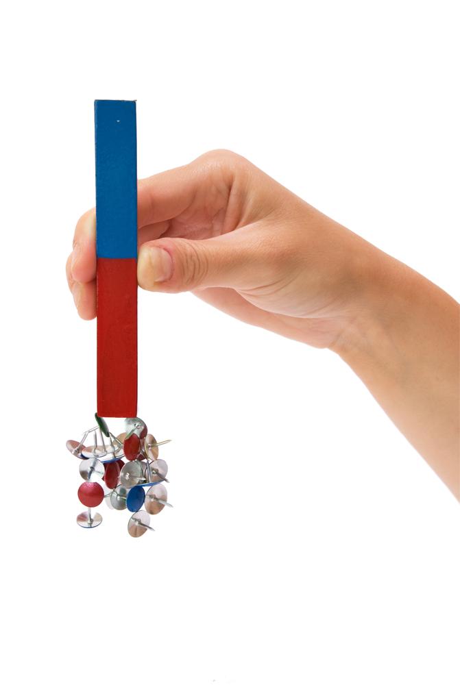 אם מוליך נופל בשדה מגנטי, האם הנפילה שלו איטית יותר מאשר נפילה חופשית? עמוס