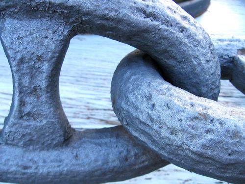 האם קשר כימי יוני תמיד חזק יותר מקשר כימי קוולנטי?