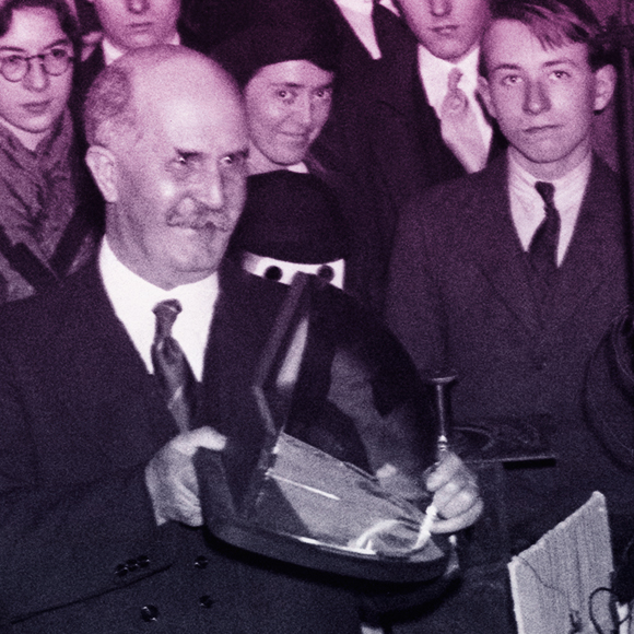 היום לפני: האיש עם הגביש