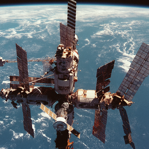 בית קטן בשמיים: ההיסטוריה של תחנות החלל