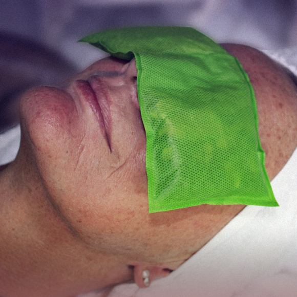 האם קומפרס של תה אכן מועיל נגד שעורה בעין?