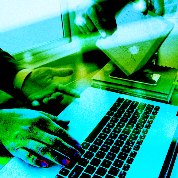 טובעים בים המידע