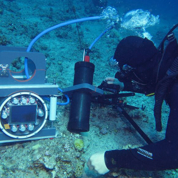 המיקרוסקופ התת-ימי שעוקב אחרי אלמוגים