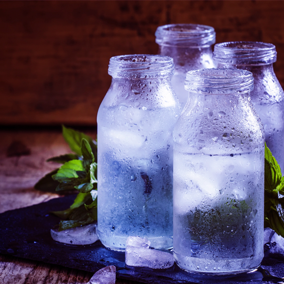 מדוע נוצרים אדים על זכוכית קרה?