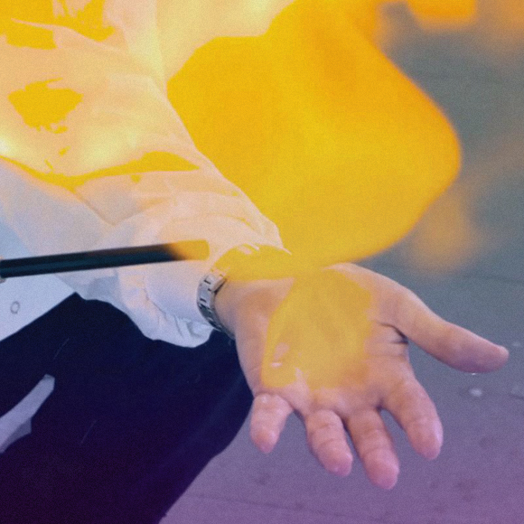 בועות סבון מרחפות ומתפוצצות