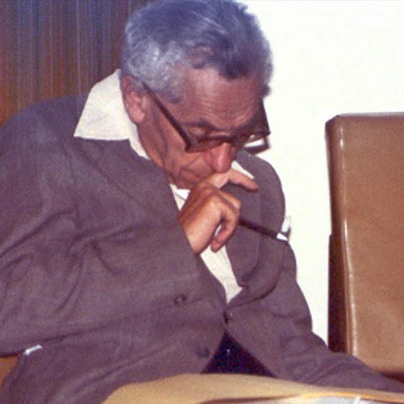 היום לפני: חייו, מותו ומשנתו של משת”פ סדרתי