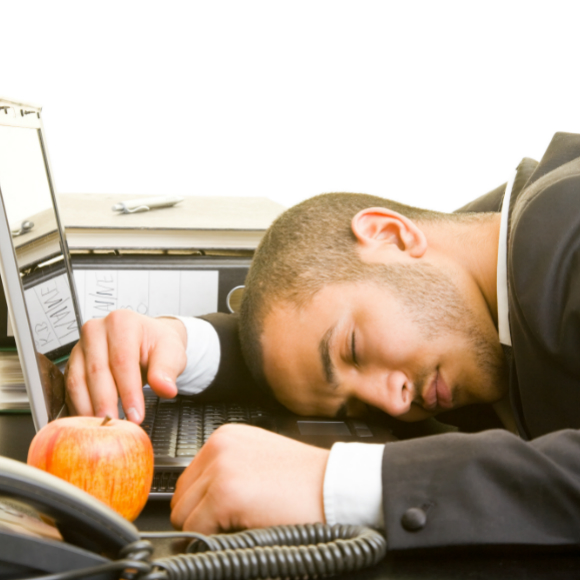 האם שינה קצרה במהלך היום מקשה עלינו להירדם בלילה?