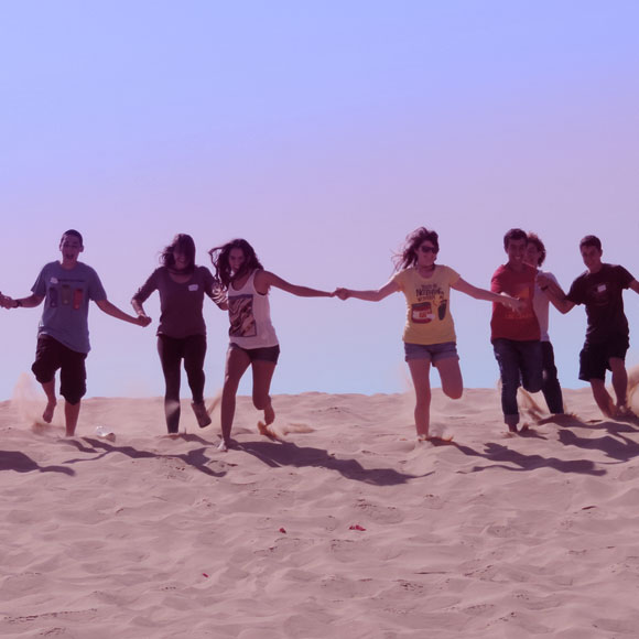 רגליים על הקרקע ובתוכה