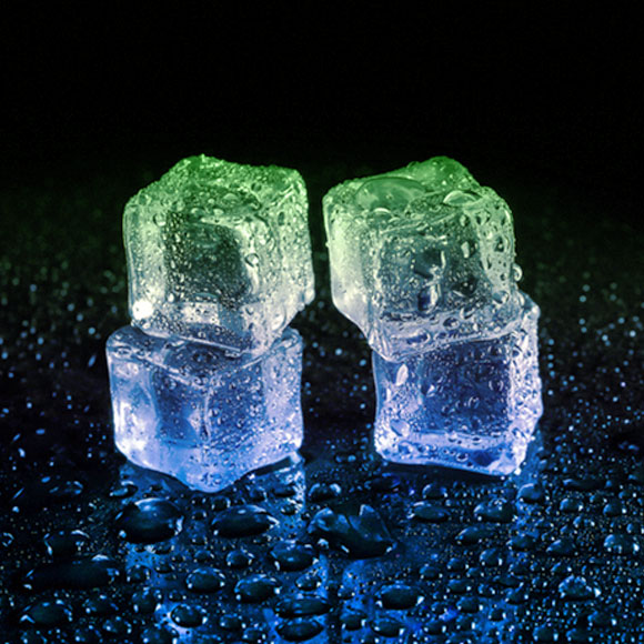 קוביית קרח מרחפת ומזילה דמעות