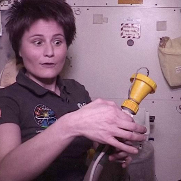 איך מרחפים לשירותים בחלל?