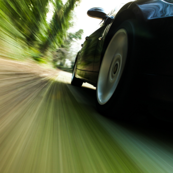 מדוע נראה שהגלגלים סובבים לאחור?