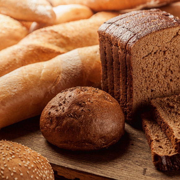 האם לחם מחמצת מלא בריא יותר מלחם לבן?