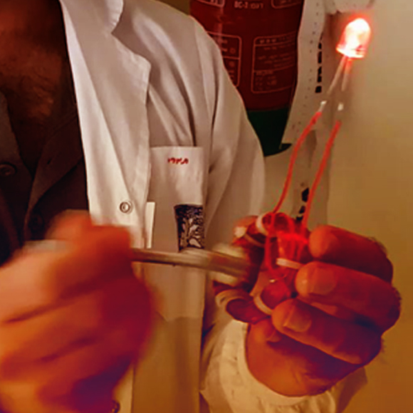 איך להדליק נורה בלי לחבר אותה לחשמל?