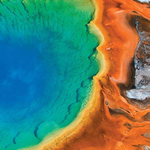 החיים על פני כדור הארץ נוצרו במעיינות חמים געשיים, לא בים, כך מרמזות הוכחות חדשות