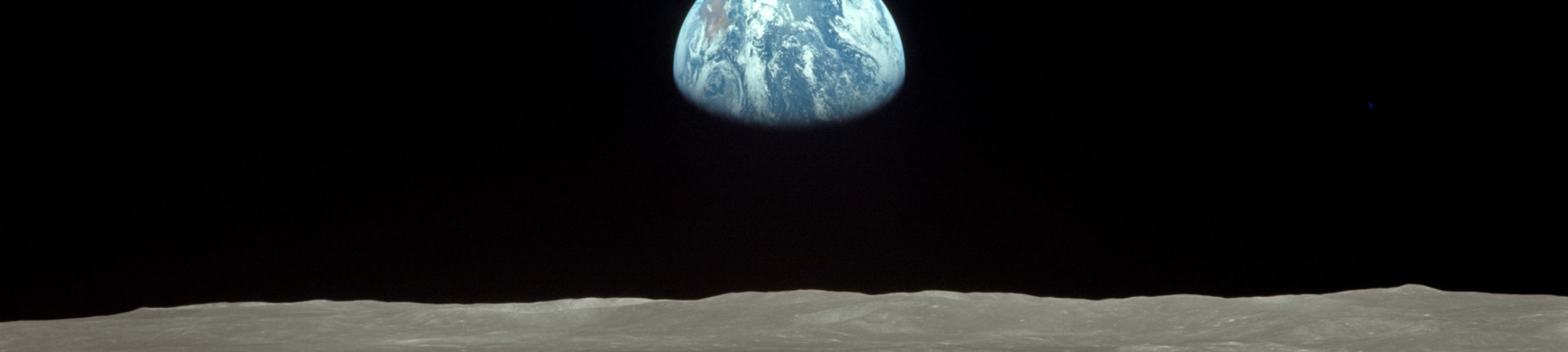 האנשים הראשונים סביב הירח