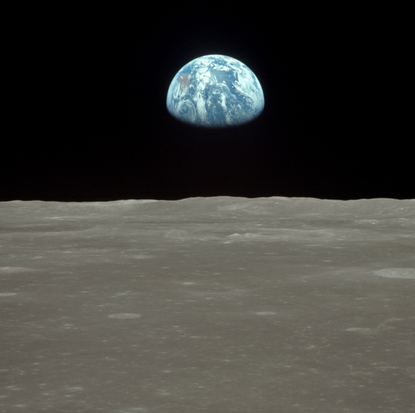 האנשים הראשונים סביב הירח