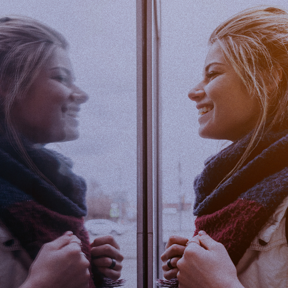 מה מתהפך מבעד למראה?