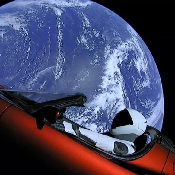 מכונית אדומה בדרך למאדים