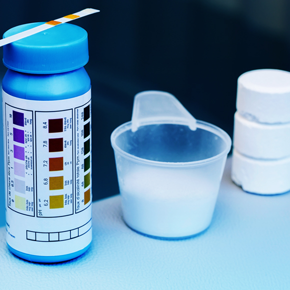 למה מוסיפים כלור למי הבריכה?