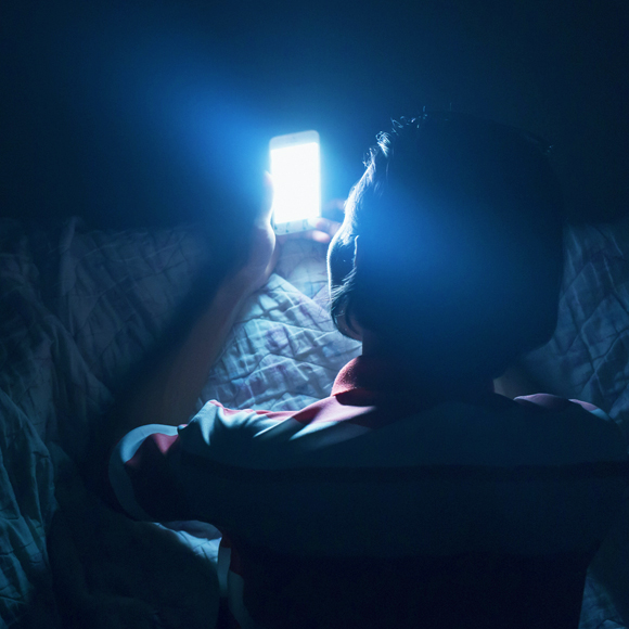 כיצד אור כחול עלול לפגוע בתאים ברשתית?