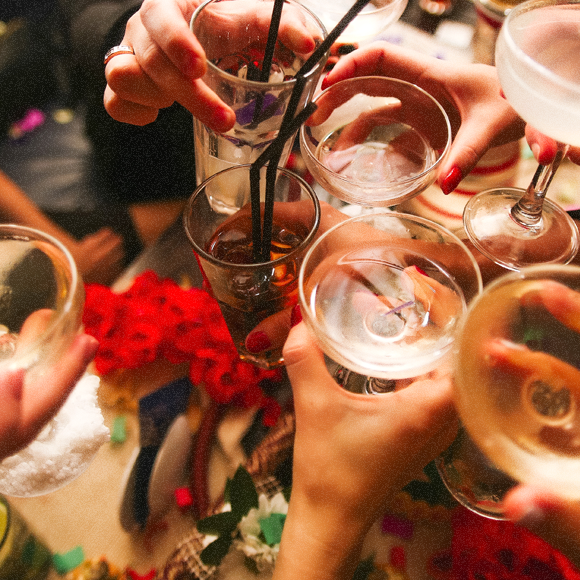 كيف نُقطّر الكُحول من النبيذ؟