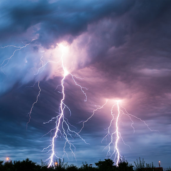 ما هي الشّحنة الكهربائية؟