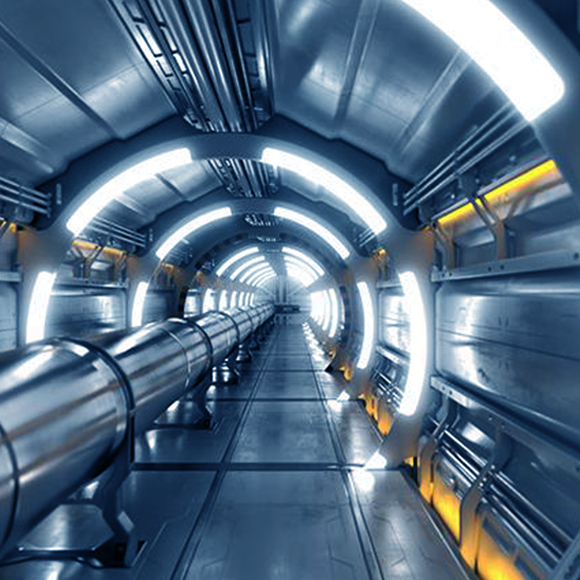 גדול יותר, חזק יותר, מאיץ יותר