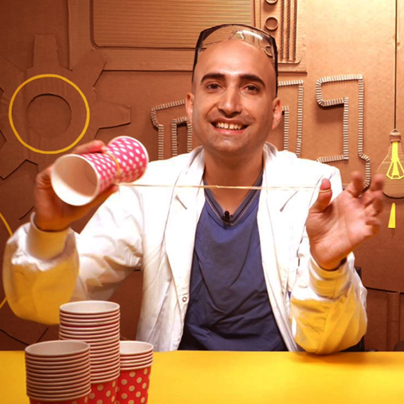 כוסות מעופפות בתנועת בננה