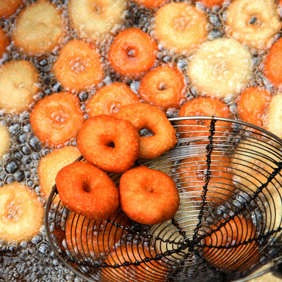 מדוע נוצר קצף בזמן הטיגון?