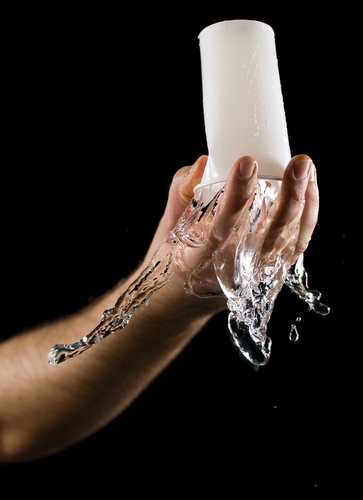 كيف نقلب كأس الماء دون أن ينسكب الماء منها (2)؟