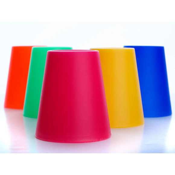 كيف نقلب كأس الماء دون أن ينسكب الماء وكيف نرفع كأسًا مقلوبة؟ (1)