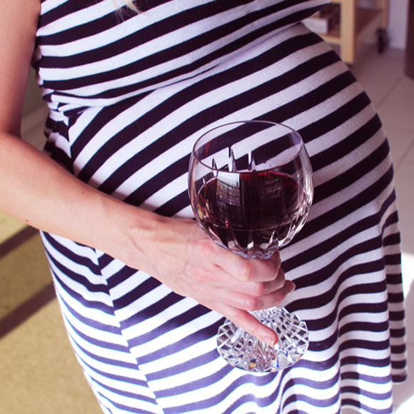 למה לנשים בהיריון אסור לשתות אלכוהול?
