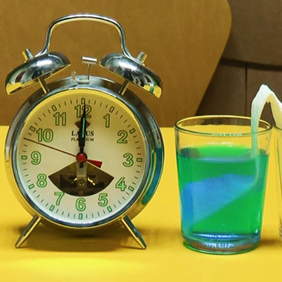 מים בורחים מכוֹס