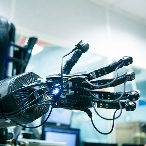 זרועות רובוטיות, ללא שתלים מוחיים