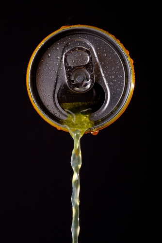 كيف نقلب علبةً مفتوحةً من دون أن ينسكب الماء منها؟ (3)