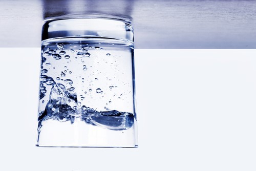 كيف نقلب كأس ماء من دون أن ينسكب الماء منها؟ (4)