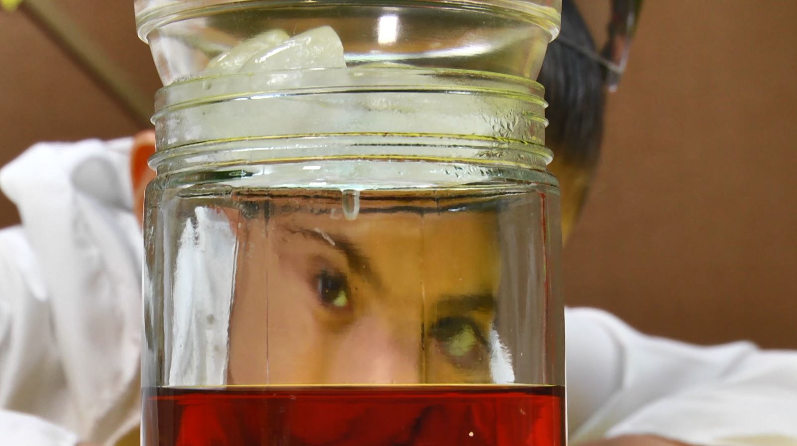 גשם של מיץ פטל (?) בצנצנת