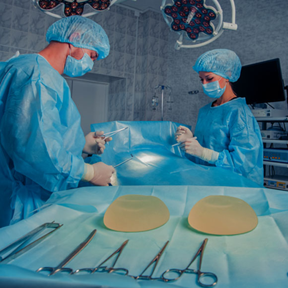 שתלים בשד: סיכון או סיכוי?