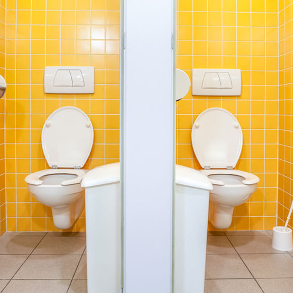 מוקד ההפצה המשוער: שירותים ציבוריים