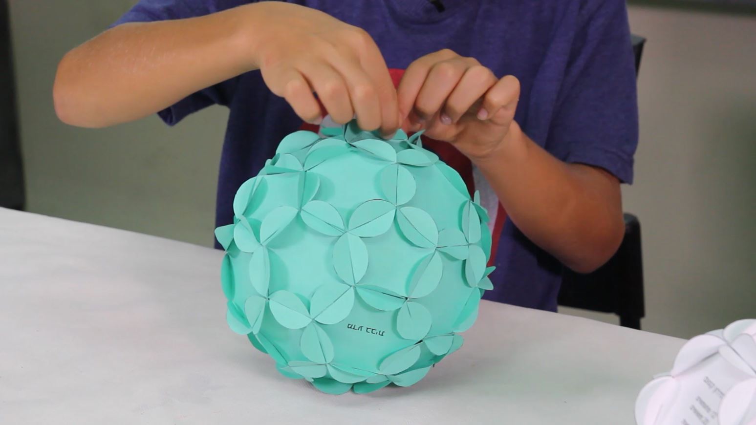 Wie man einen Fußball aus Papier macht