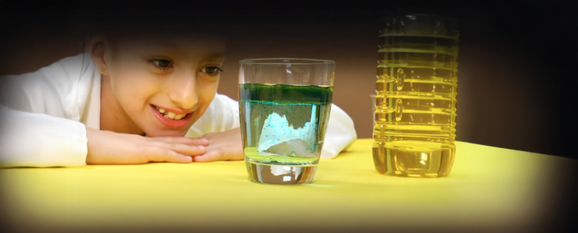 איך להוריד גשם צבעוני בכוס?