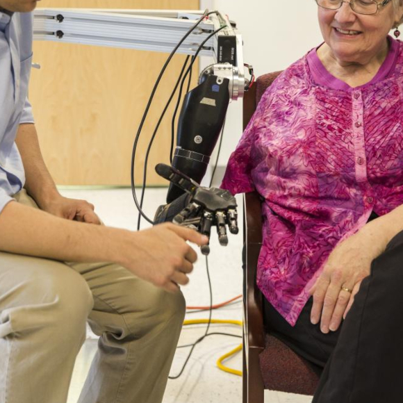 חשמל זורם מכפות ידיך